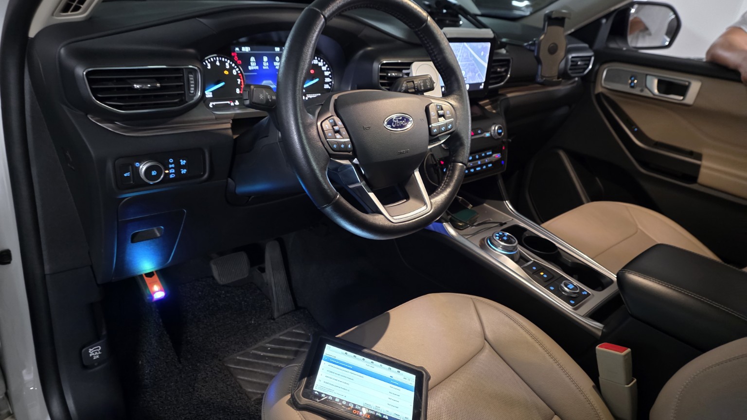 Ford Explorer 전용 진단 장비 연결 현장