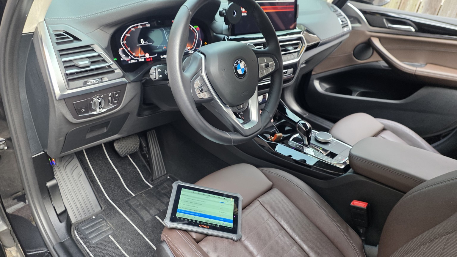 BMW X3 배터리 교체 후 G01 실내에서 진행하는 진단 장비 점검