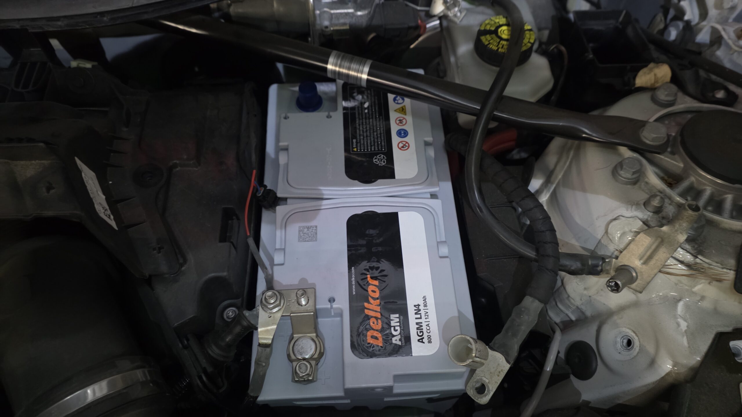 BMW 배터리 교체 사례의 X1 F48 AGM 80Ah 장착