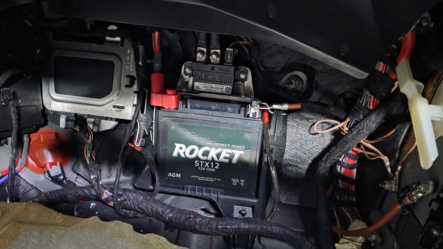 벤츠 GLC에 장착된 로케트 STX12 AGM 12V 10Ah 보조배터리