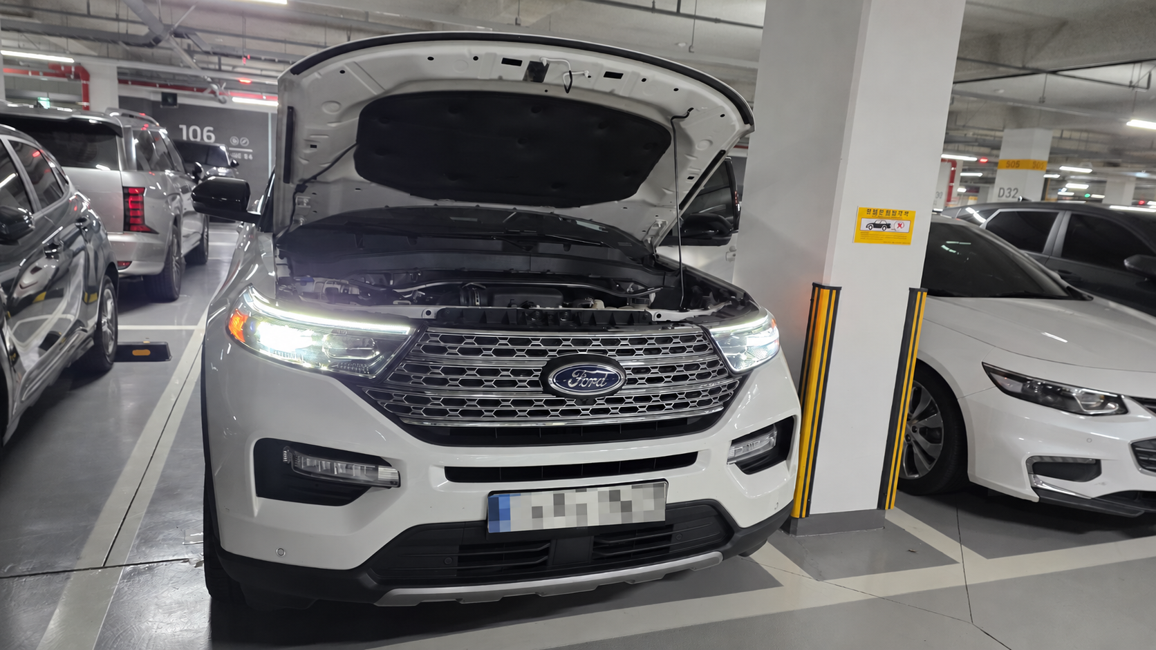 Ford Explorer 포드 익스플로러 배터리 교체 현장 차량 전면, 번호판 모자이크
