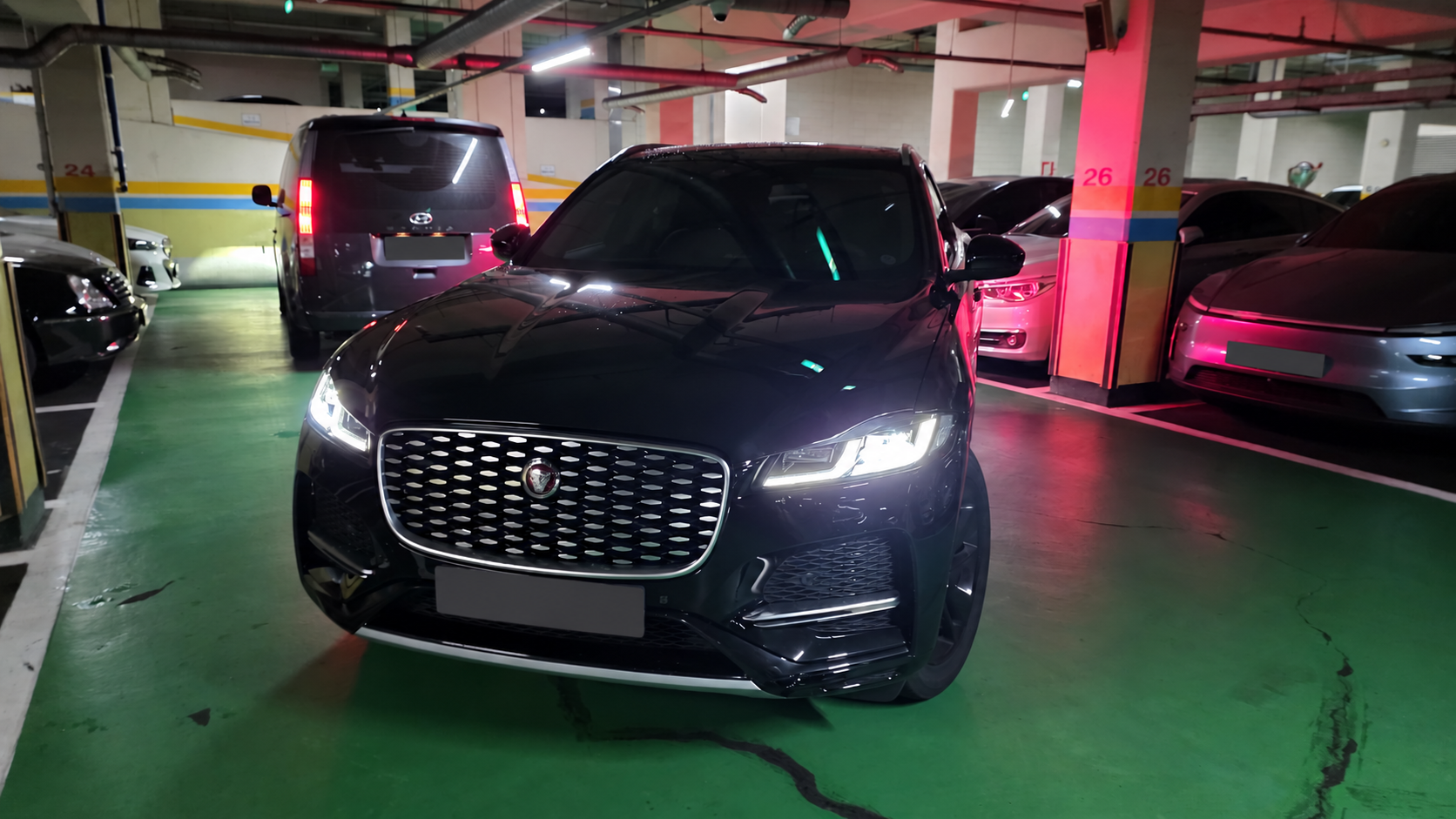 재규어 배터리 출장 교체 현장의 F페이스 전면 · Jaguar Battery